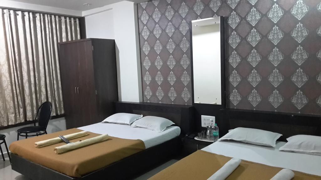 Hotel Sai Galaxy Inn Sirdi Kültér fotó