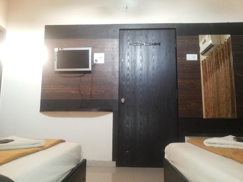 Hotel Sai Galaxy Inn Sirdi Szoba fotó