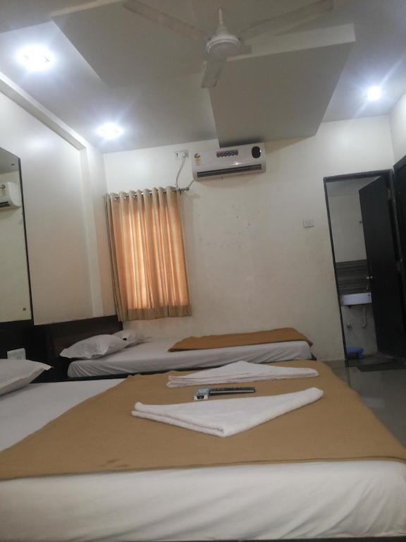 Hotel Sai Galaxy Inn Sirdi Kültér fotó