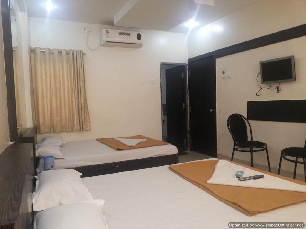Hotel Sai Galaxy Inn Sirdi Szoba fotó