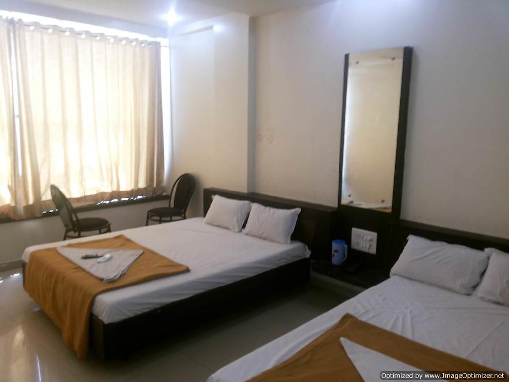 Hotel Sai Galaxy Inn Sirdi Szoba fotó