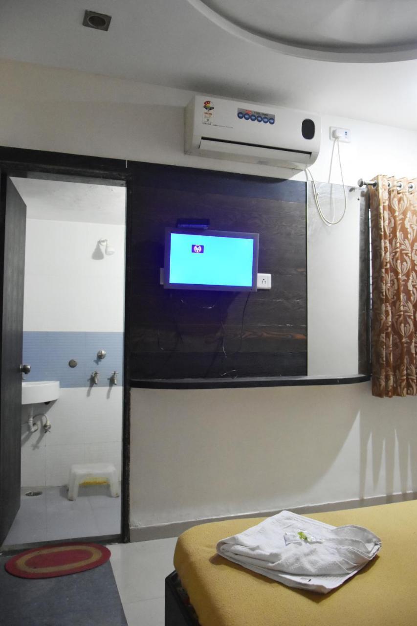 Hotel Sai Galaxy Inn Sirdi Kültér fotó