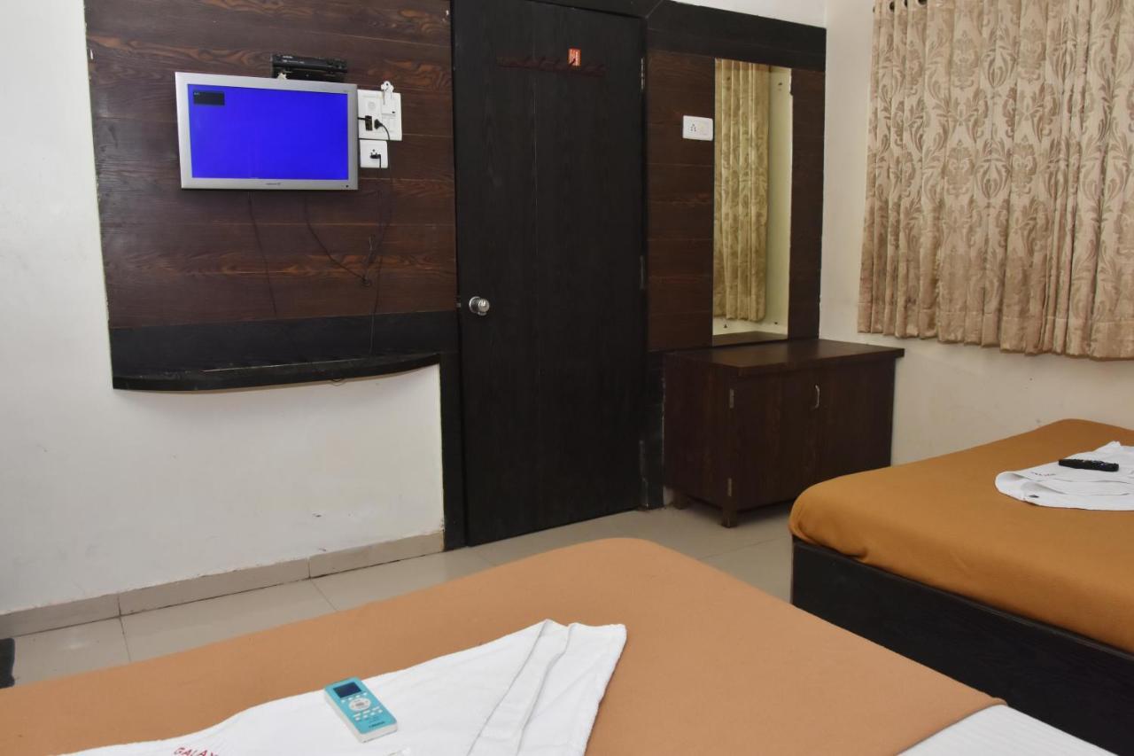 Hotel Sai Galaxy Inn Sirdi Kültér fotó