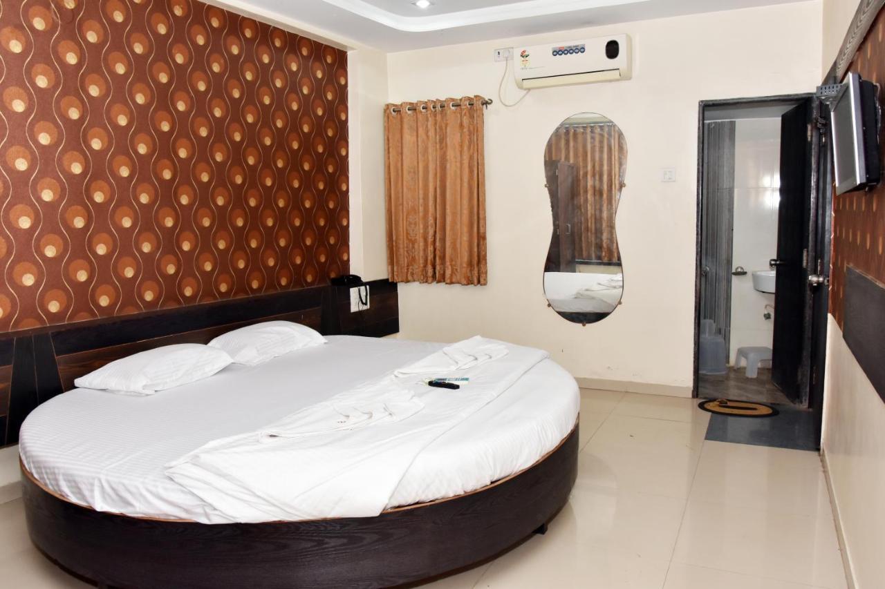 Hotel Sai Galaxy Inn Sirdi Kültér fotó